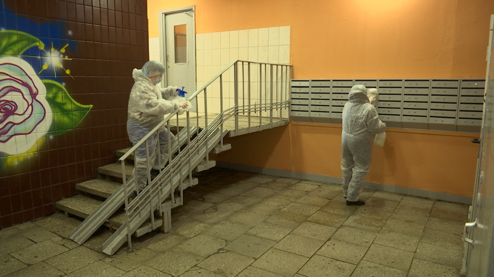 В Люберцах дезинфицируют подъезды