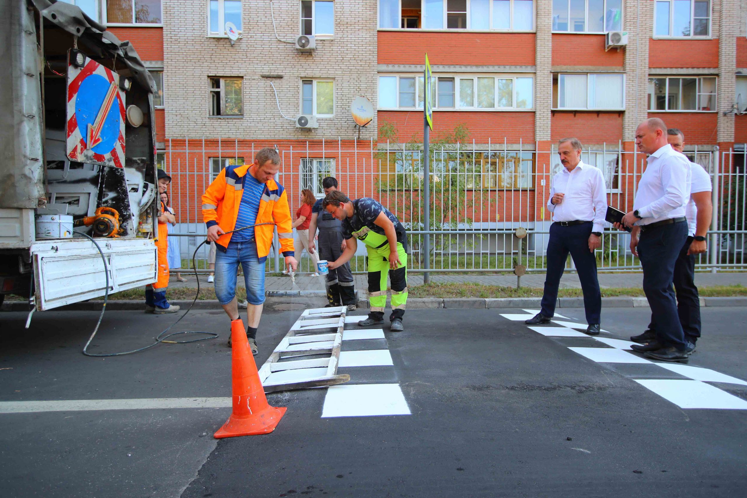 Владимир Ружицкий проверил работы по нанесению разметки на «лежачие полицейские»