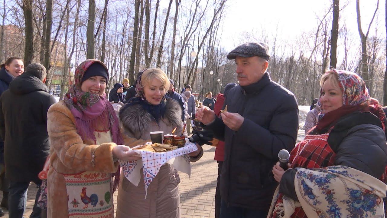 С блинами и забегом! В Люберцах отметили последний день Масленицы