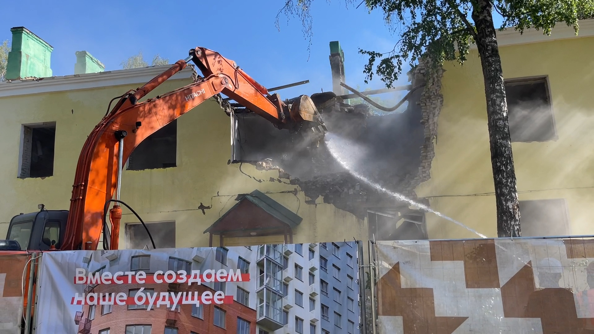 2308_07_01_В_микрорайоне_«Птицефабрика»_снесли_аварийный_дом