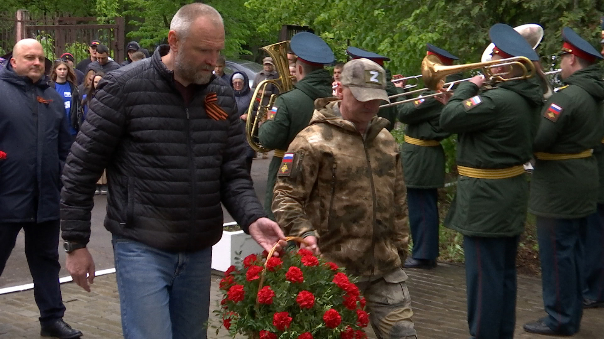 2405_07_03_БЗ_СХ Люберчане возложили цветы к памятнику погибшим на войне