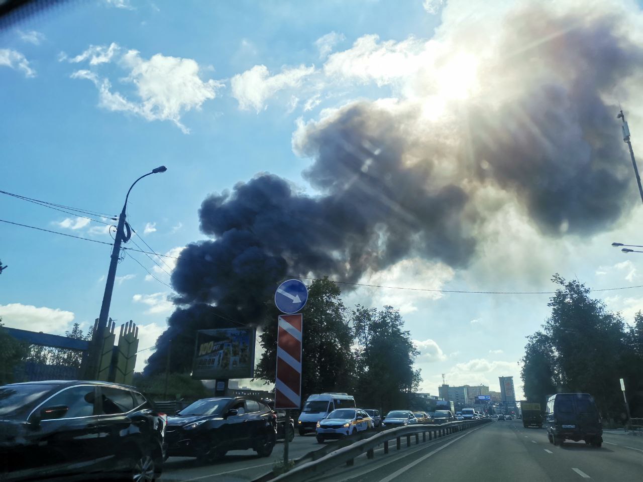 В Люберцах тушат пожар в производственном здании