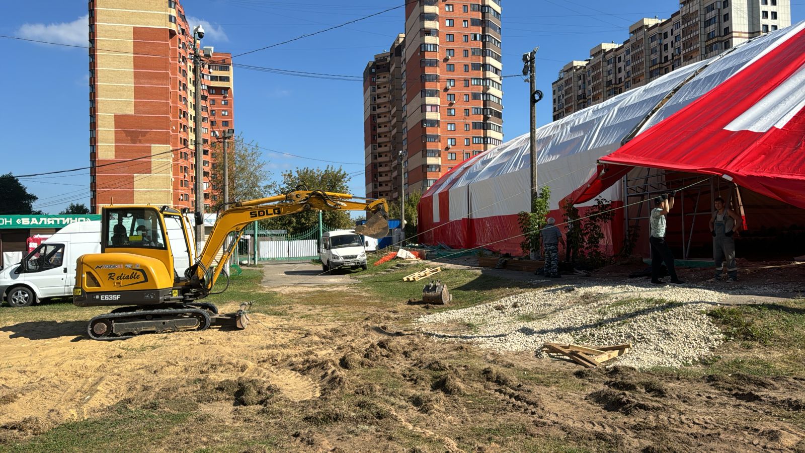 На стадионе «Балятино» городского округа Люберцы проводятся работы по обустройству освещения