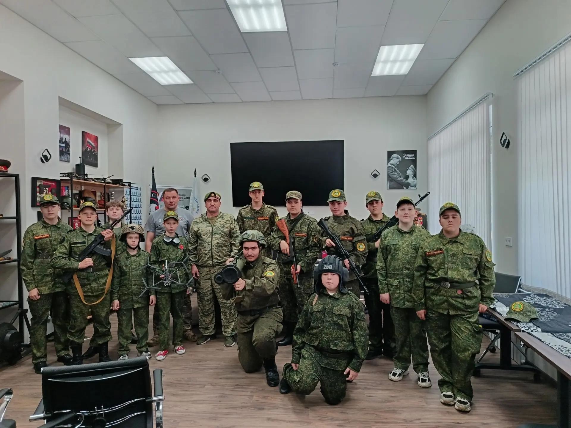 В Люберцах школьники освоили сборку автомата Калашникова и тактическую медицину